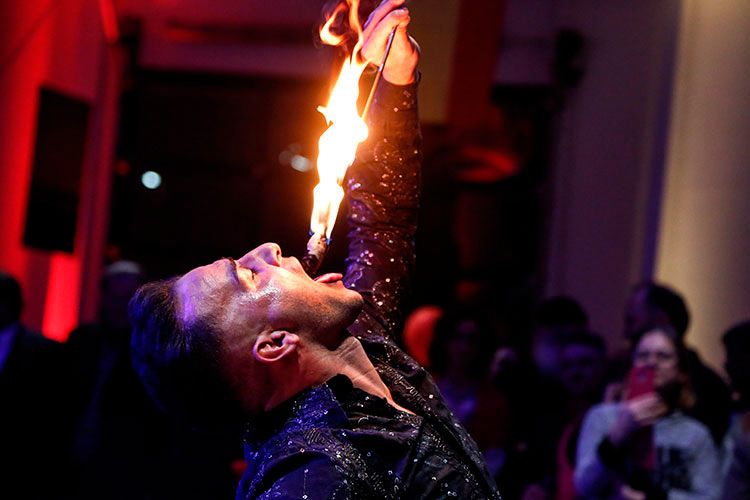 Für Atmosphäre und Spannung sorgte der spanische Feuerkünstler „Vulcano“, ... (Foto: Seat)