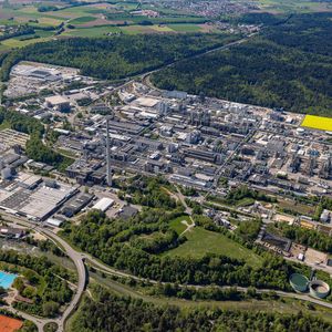 Auf der gelb markierten, rund 2,5 Hektar großen Fläche entsteht die Anlage von Pruvia im Chemiepark Gendorf.(Bild:  Heiner Heine)