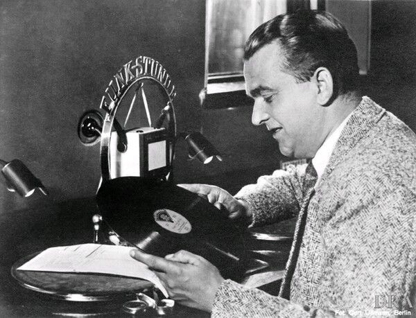 Albert Ebbecke, Ansager bei der Berliner Funk-Stunde, macht Plattenfunk (um 1930). (DRA)