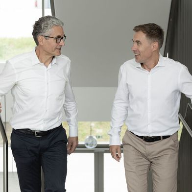 Martin Schranz (links), Geschäftsführer von Top Tech Sol, und Christian Peintner (rechts), Geschäftsführer von Spiegltec, gehören künftig gemeinsam mit Martin Seebacher, ebenfalls Geschäftsführer von Spiegltec, dem Verwaltungsrat an. (Bild: Spiegltec / Philippphoto)