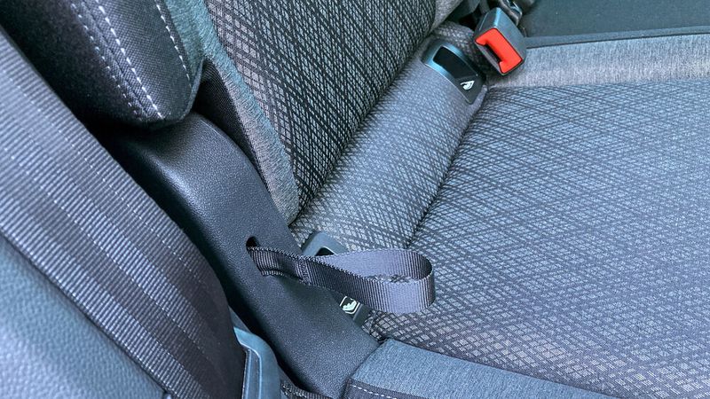 7. Die umklappbaren Rücksitze: Wer mal etwas mehr Platz für Gepäck braucht, kann die Rücksitze des Karoq unkompliziert umklappen. Ein Zug an der Schlaufe an der Sitzseite ... (Bild: Wehner – VCG)