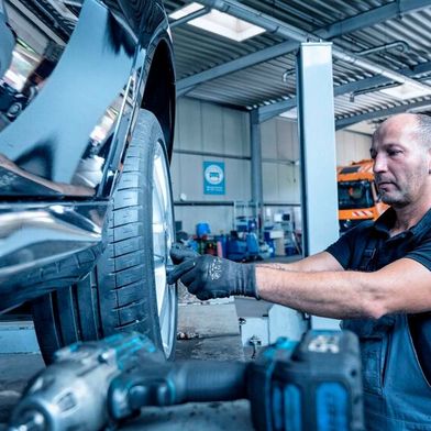 Die Regeln zur Entsorgung von Altreifen werden verschärft. Kfz-Betriebe sollten nur zertifizierte Entsorgungsunternehmen beauftragen, um sicher gehen zu können, dass die Reifen ordnungsgemäß wiederverwertet werden können. (Bild: ProMotor)