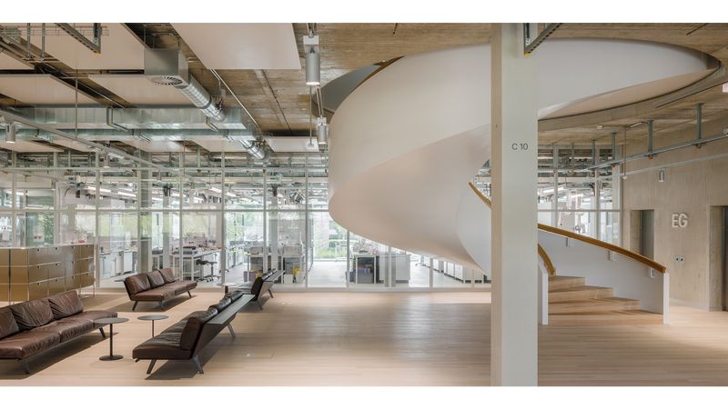 Im Neubau von DSM-firmenich kommen die Stärken der gläsernen Trennwandsysteme von Strähle voll zum Tragen: sie fördern die Kommunikation, sorgen für Schallschutz und Sicherheit und unterstreichen durch ihre Ästhetik die moderne, hochwertige Gestaltung der neuen Labor- und Bürowelt.  							  (Bild:  Strähle©Daisuke Hirabayashi)
