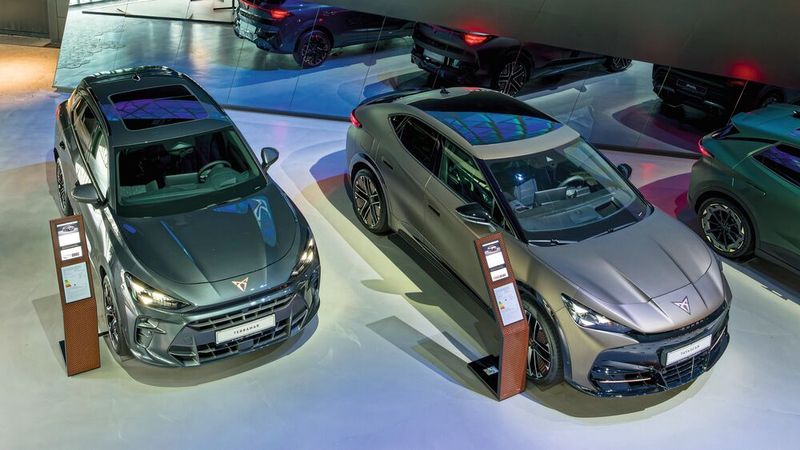 Die Cupra-Kernprodukte – Autos – gibt es natürlich auch. (Bild: Cupra Seat Deutschland)