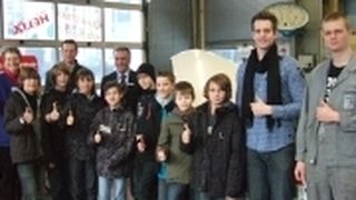 Die Nolte- Azubis Sebastian Bünger und Felix Ernst übernahmen für einen Tag den Unterricht. (Archiv: Vogel Business Media)