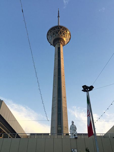 Der 435 m hohe Fernsehturm in der iranischen Hauptstadt Teheran ist der höchste Turm des Landes. Sein Name, Borj-e Milad, bedeutet „Turm der Geburt“. Ob die AMB Iran eine Wiedergeburt für den deutsch-iranischen Handel wird, muss sich erst noch zeigen. (Bild: Hans-Jürgen Kuntze)