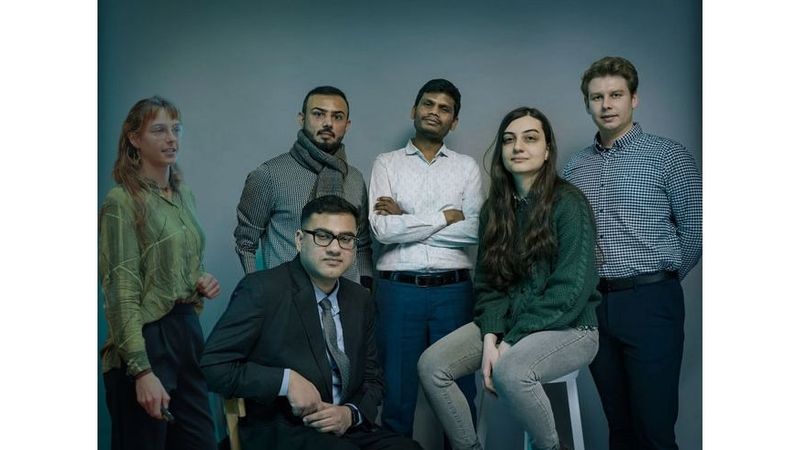 Das Sprind-Team WEEEefficient: Emma Pustlauk, Ali Hassan (oben), Himanshu Kachroo (unten), Lakshmi Kanth Viswamsetty, Zahra Nourizenouz und Dominic Illing (v.l.n.r.)(Bild:  SPRIND/HDZR (Fotomontage KI-generiert))