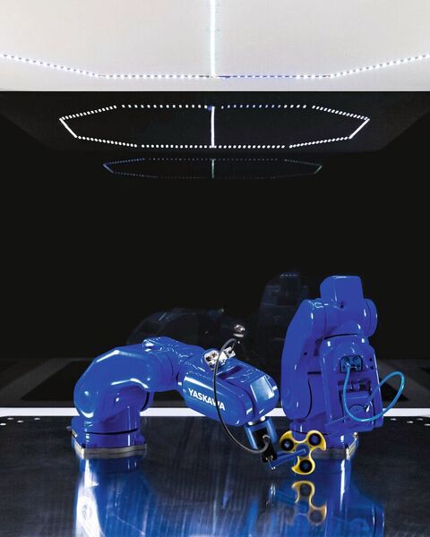 Ein Blickfang am AMB-Stand von Yaskawa: eine Showzelle, in der zwei Moto-Mini-Roboter ihre Schnelligkeit unter Beweis stellen sollen.  (Yaskawa)