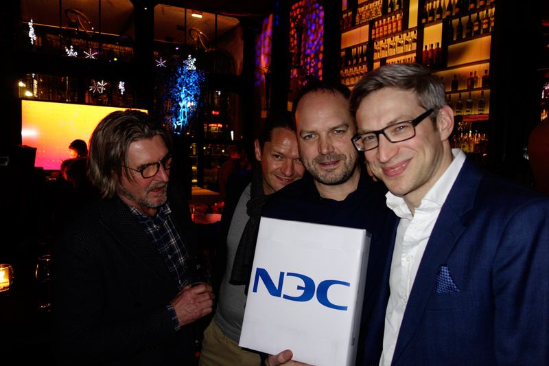 Zum 3 jährigen Jubiläum bekam Majo Ussat, Urbanscreen, von Joachim Fischer, NEC, ein Geschenk. (Bild: IT-BUSINESS)