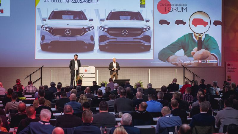 Axel Krüger (l.) und Raphael Dammann von der DAT erläuterten die Möglichkeiten von Fasttrack AI und ... (Bild: Stefan Bausewein)