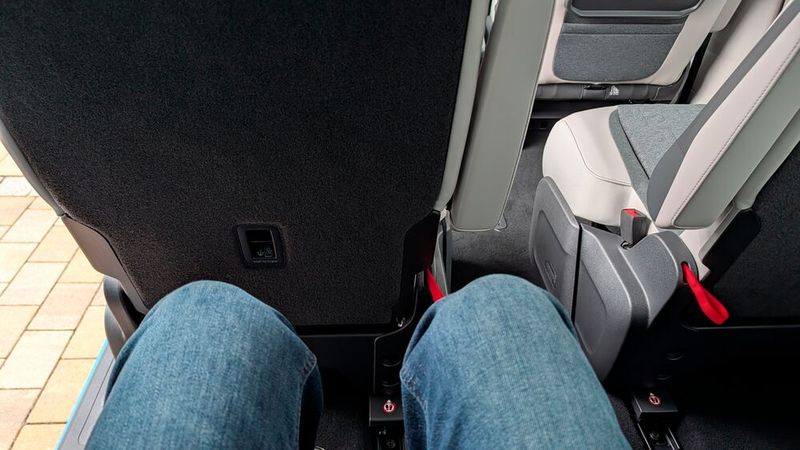 ... als auch Kopffreiheit reichen für (große) Erwachsene locker aus. Mit sechs Personen auf Reisen? Kein Problem, oder? Nun, solange man auf das zulässige Gesamtgewicht achtet. E-Auto-Typisch ist der ID Buzz ein Schwergewicht. Bei einer Leermasse von 2.715 kg und einer zulässigen Gesamtmasse von 3.150 kg bleiben gerade einmal 435 kg für die Zuladung üblich! In der Praxis dürften viele Buzzies überladen herumfahren. (Bild: Rosenow – VCG)