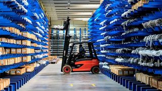 Statt auf Krane setzt Mundinger Transport beim Handling von Langgut jetzt konsequent auf Gabelstapler, weil das effizienter ist. Und Ohra-Schwerlast-Kragarmregale unterstützen das Konzept im neuen Mundinger-Lager in Rudersberg. (Ohra)