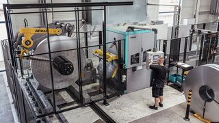 Weil es bei dieser Produktionslinie für Bito auf Präzision und Zuverlässigkeit ankommt, steht am Anfang eine Arku-Bandanlage mit Haspel und Bandrichtmaschine Coil Master. (Bild: Arku)