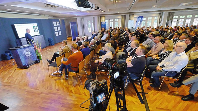 In diesem Jahr fand bereits die 15. Herbstakademie der Junioren auf Sylt statt. Über 220 Gäste waren vor Ort, rund 100 Teilnehmerinnen und Teilnehmer verfolgten die Veranstaltung via Livestream.(Bild:  Zietz – VCG)