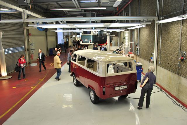Die Bulli-Werkstatt gliedert die Wiederauferstehung eines Busses in unterschiedliche Arbeitsbereiche – hier der Abschnitt Montage. (Foto: Dominsky)