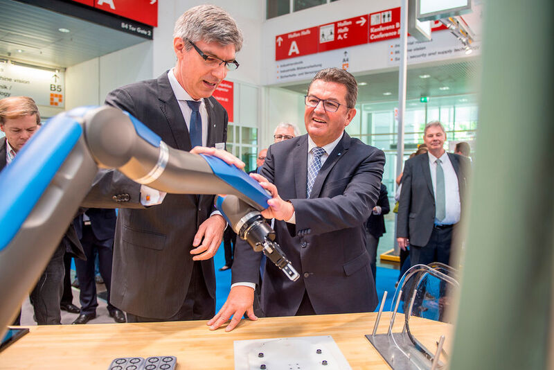 Auf der diesjährigen Automatica stand unter anderem die Mensch-Roboter-Kollaboration mit Cobots im Mittelpunkt.  (Messe München)