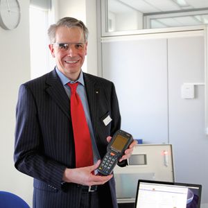 Dr. Robert Rae ist sicher, dass neben klassischen Lösungen wie PDAs zunehmend Datenbrillen zum Einsatz kommen werden.