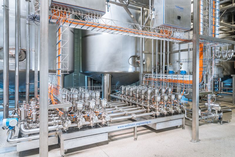 Hygienisch und effizient: Ventilsitz und Balancer werden durch den Anschluss des Ventilknotens an eine CIP Anlage direkt nach der Ventilschaltung gespült.  (Bild: Wellmann Anlagentechnik )