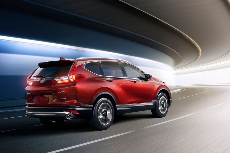 Vor allem das Heck der neuen US-Version des CR-V unterscheidet sich deutlich von der jetzigen Generation. (Honda)