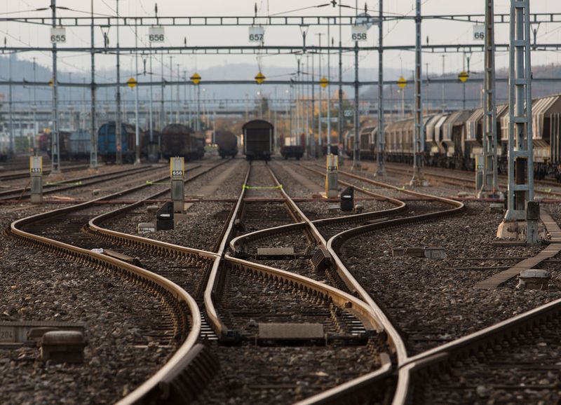 Eisenbahntechnik ist robust und einfach, um den harten Einsatzbedingungen mit Temperaturunterschieden, Vibrationen, Schmutz und Feuchtigkeit zu trotzen. Auf der Schiene wurden allein in Deutschland im Jahr 2013 auf nahezu 40.000 Kilometern fast 400 Millionen Tonnen Güter transportiert. (Bild: Bosch)