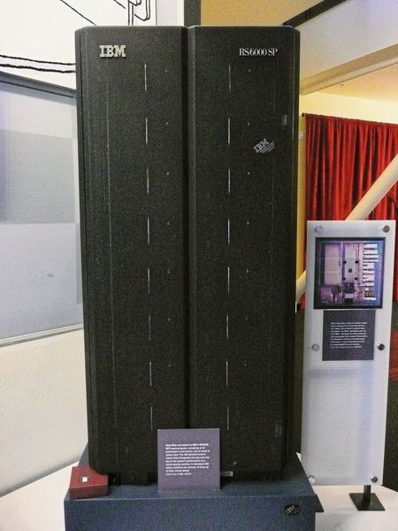 1996 – Kasparow gegen „Deep Blue“: Schachautomaten erlangten ab den 1950er Jahren für die KI-Forschung neue Bedeutung: Wann ist eine Maschine in der Lage, selbst die besten menschlichen Gegner in diesem Spiel zu schlagen? 1989 startete IBM ein spezielles Supercomputer-Projekt, das genau dies erreichen sollte. In Anlehnung an IBMs Logo-Farben und Douglas Adams' fiktiven Roman-Computer „Deep Thought“ wurde der Rechner „Deep Blue“ getauft. Er war in der Lage, pro Sekunde etwa 200 Millionen mögliche Schachpositionen zu berechnen und daraus eine Strategie abzuleiten. Am 10. Februar 1996 traf der Supercomputer zum ersten Mal auf einen Schach-Großmeister, den damaligen Weltmeister Garri Kasparow. Zwar unterlag der Computer in diesem ersten Aufeinandertreffen mit 4:2, doch war es im Laufe des Matches erstmals einer KI gelungen, einen menschlichen Großmeister in einer Partie zu schlagen. Im Rematch folgte dann die Sensation: Am 11. Mai 1997 besiegte „Deep Blue“ den Schachweltmeister nach sechs Durchgängen mit 3,5 zu 2,5. (Bild: Columbia Science Review)