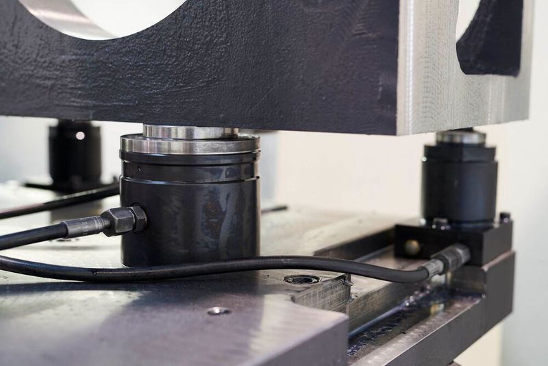 Die Nullpunktspannmodule nehmen die eingeschraubten Spannbolzen auf und fixieren die Bauteile direkt, verzugsfrei und rundum zugänglich für eine Fünfseitenbearbeitung. (Bild: AMF)