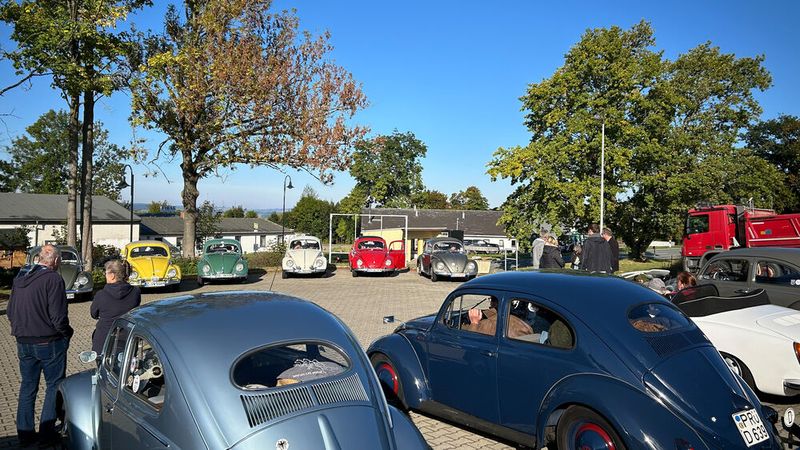 Der Name des Oldtimerclubs trägt zwar das Brezelfenster im Namen, doch auch andere Bauphasen des VW Käfer werden nicht ausgeschlossen. (Bild: Peter Diehl)