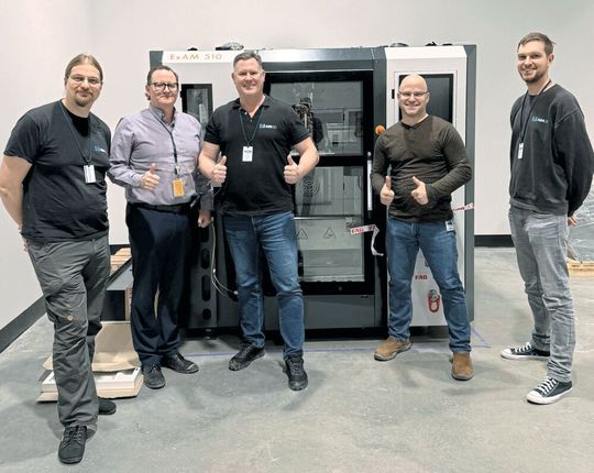 Beim Automobilhersteller Ford in Dearborn, Michigan/USA nutzen Experten eine 3D-Druckanlage «Exam 510», um additive Verfahren vom Werkstoff bis zur Serienproduktion zu entwickeln (von links: Dr. Vincent Morrison, Daniel Selck, Sebastian Koch von AIM3D).(Bild:  AIM3D)