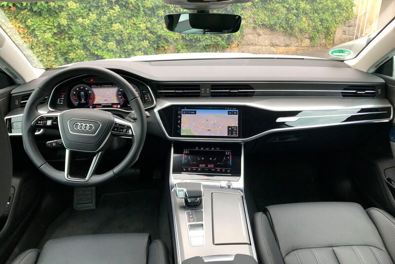 Die Infotainmentelemente sind fahrerorientiert platziert. (Seyerlein/»kfz-betrieb«)