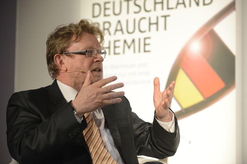 Uwe Lahl bei der Vorstellung des Buches und während der Diskussion. (Bild: VCI / Mendel)