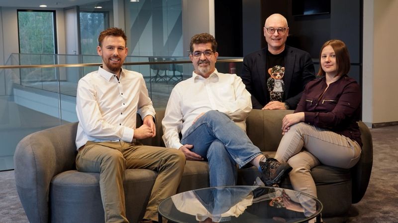 Das neue KI-Team von matelso (v.l..n.r.): Marc Boettcher, Christian Dein und Anastasia Garina. Gründer Frank G. Froux ist im Hintergrund.(Bild:  matelso)