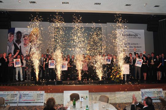 Mit einem Feuerwerk feierte das Deutsche Kfz-Gewerbe die Sieger des Bundesbildungspreises 2011 in Bad Wildungen. (Archiv: Vogel Business Media)