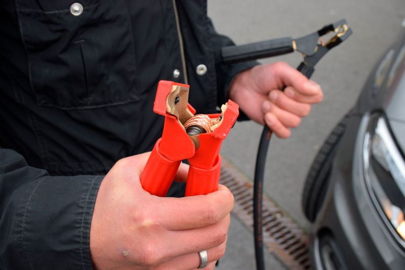 Die vollisolierten Klemmen sind abgewinkelt, ein dickes Masseband verbindet beide Schenkel. (Holz / »kfz-betrieb«)