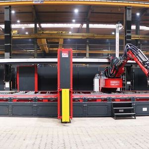 Diese Panoramaaufnahme verdeutlicht die Größe des großen „Profibiber“ von ERL, der jetzt bei einem Anwender die Schweißnahtvorbereitung modernisiert.