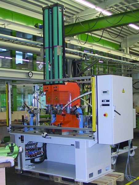 Gesamtansicht der flexiblen Einpressmaschine für die Stirnwand-Komplettierung durch Stanzbolzen bei der Audi AG in Ingolstadt. (Archiv: Vogel Business Media)
