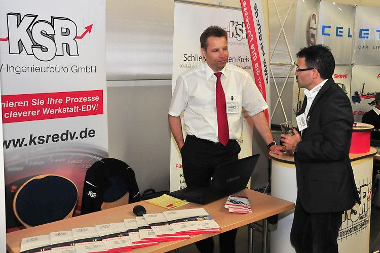 KSR zeigte Werkstattplanungs- und Steuerungssysteme für Karosserie- und Lackierbetriebe sowie Kfz-Werkstätten und Autohäuser. So bietet das Unternehmen Programme, mit denen sich der Status seines Reparaturauftrags in Echtzeit im Blick behalten lässt – und zwar von Werkstatt, Management und Kunden. (Foto: Schmidt)