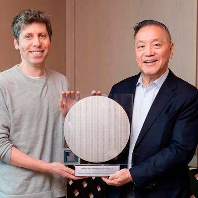 OpenAI-CEO Sam Altman (l.) und Broadcom-Chef Hock Tan (r.) bei der Vorstellung des gemeinsam entwickelten KI-Chips (Bild: OpenAI)