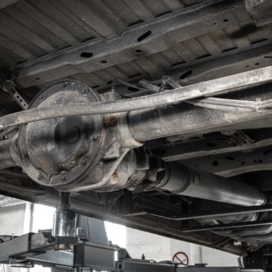 Gelenkwelle im Unterboden eines Transporters: Je nach Fahrzeugtyp variiert die erwartbare Lebensdauer.   (Bild: Welte Cardan-Service)