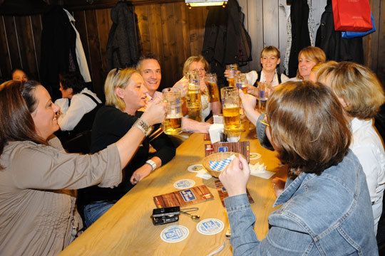 Der Augustiner Edelstoffe mundete auch den Damen. (Archiv: Vogel Business Media)