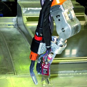 Bild 2: Die Lasersensorik am Brenner sorgt für eine optimale Nahterkennung und -verfolgung und somit für saubere Schweißergebnisse.