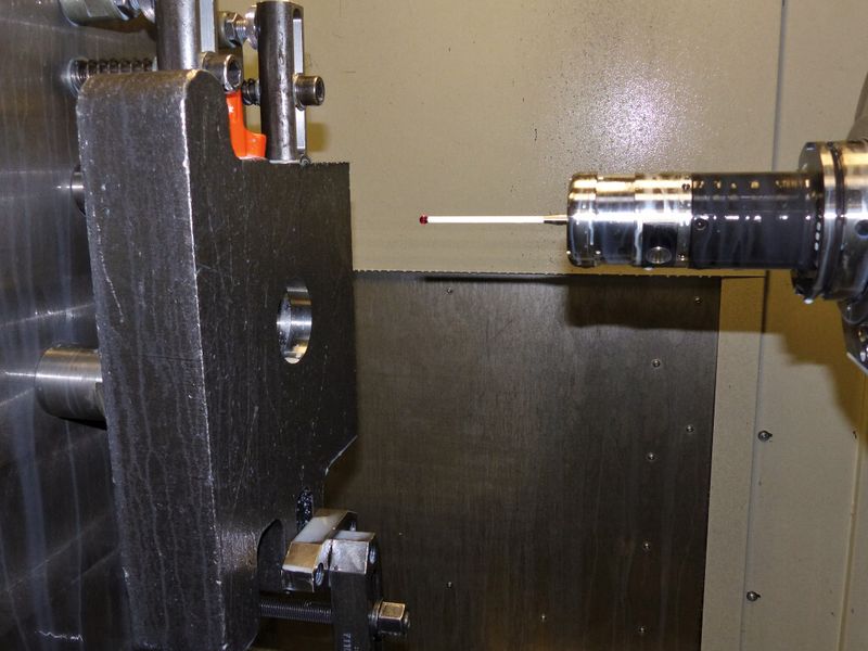 Bild 3: Die Bauteile werden vor der Bearbeitung im Rohzustand vermessen. Mit künstlicher Intelligenz im NC-Programm werden die Toleranzen dann mittig gerechnet. Selbst Temperaturschwankungen können so kompensiert werden. (Bild: Heller)