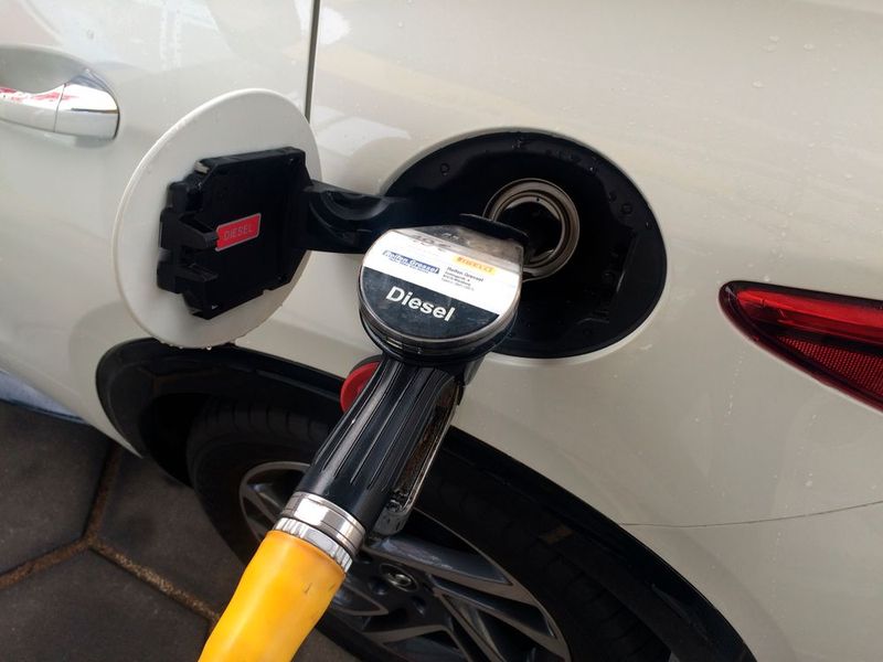 …den 56-Liter-Kraftstofftank bis zum Anschlag volltanken, um anschließend... (Foto: Michel / »kfz-betrieb«)