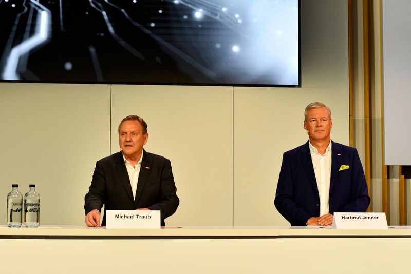 Stellten sich den Fragen der versammelten internationalen Presse (v.l.): Stihl-Vorstandsvorsitzender Michael Traub und Hartmut Jenner, Vorsitzender des Vorstands von Kärcher. (Bild: Maienschein)
