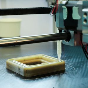 Beim additiven Freiformgießen wird die Hülle des Bauteils im FDM-Druck aufgebaut. Anschließend befüllt eine Dosiereinheit im Drucker die Form mit einem Duroplast.