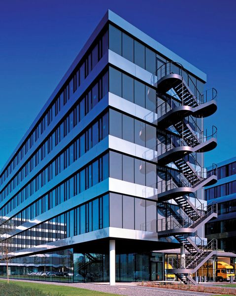 Bei der Fassadenkonstruktion für eine Versicherungsgesellschaft wurden Edelstahlbleche auf eine Trägerkassette aus Aluminium verklebt und an der Unterkonstruktion befestigt. (Bild: Outokumpu Nirosta)