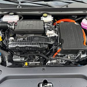Der Plug-in-Hybrid verfügt über einen 1,5-Liter-Benziner mit 98 PS, der primär als Generator dient. Der 197 PS starke Elektromotor treibt die Vorderachse an.(Bild:  Achter – VCG)