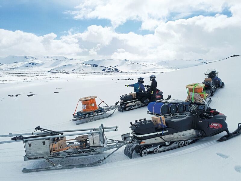 Durch Schnee und Eis wurde Ausrüstung, einschließlich 3000 m Kabel von Lapp, auf den isländischen Vulkan Hekla transportiert. (Icelandic Meteorological Office)