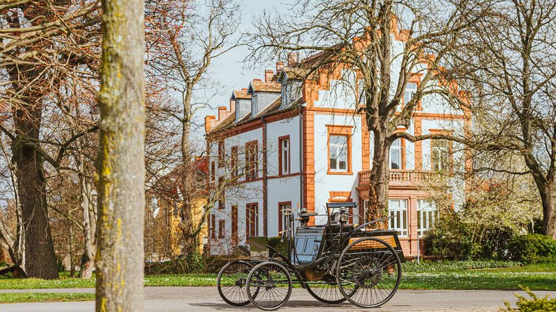Das restaurierte Benz Motor-Velociped vor dem Carl-Benz-Haus in Ladenburg, dem ehemaligen Wohnhaus der Familie Benz (Bild:  Mercedes-Benz AG)