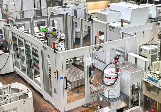 Massgefertigt: Rechts oben das Fräsbearbeitungszentrum «RXP 601 DSH Z2» mit Doppelspindel, mittig der Roboter und links das Magazin mit Werkstücken und Werkzeugen.(Bild:  Klaus Vollrath)