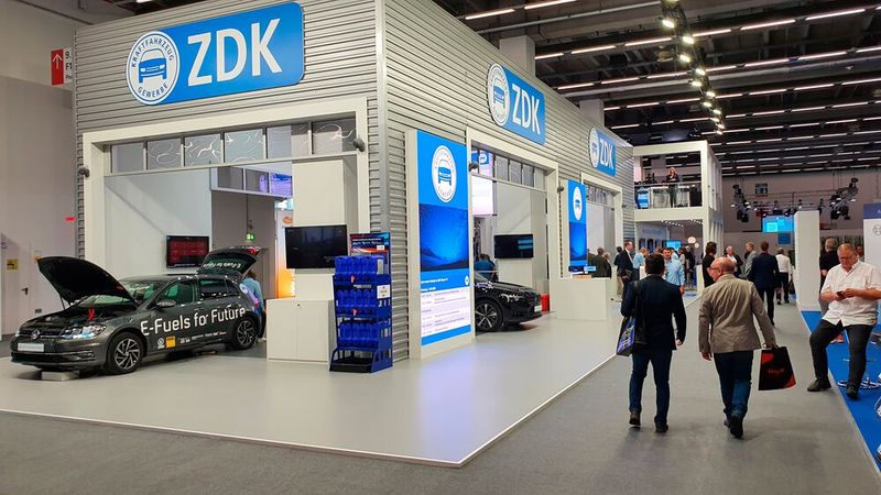 Mit dabei ist der Zentralverband Deutsches Kraftfahrzeuggewerbe, vor gut 50 Jahren Initiator der Messe. Am Stand vertreten ist auch »kfz-betrieb«. (Bild: Schreiner – »kfz-betrieb«)